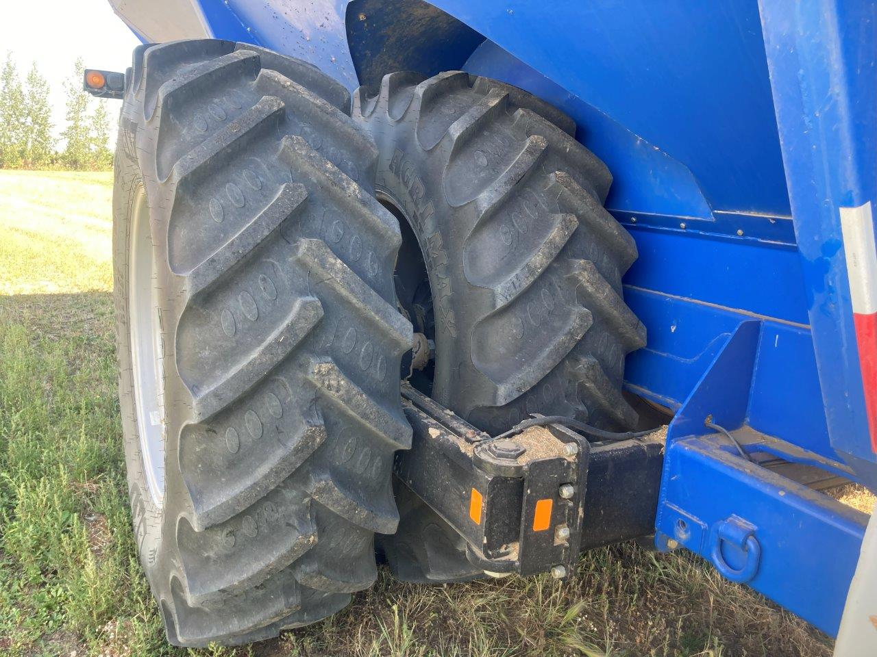 2011 Demco 1400 Grain Cart