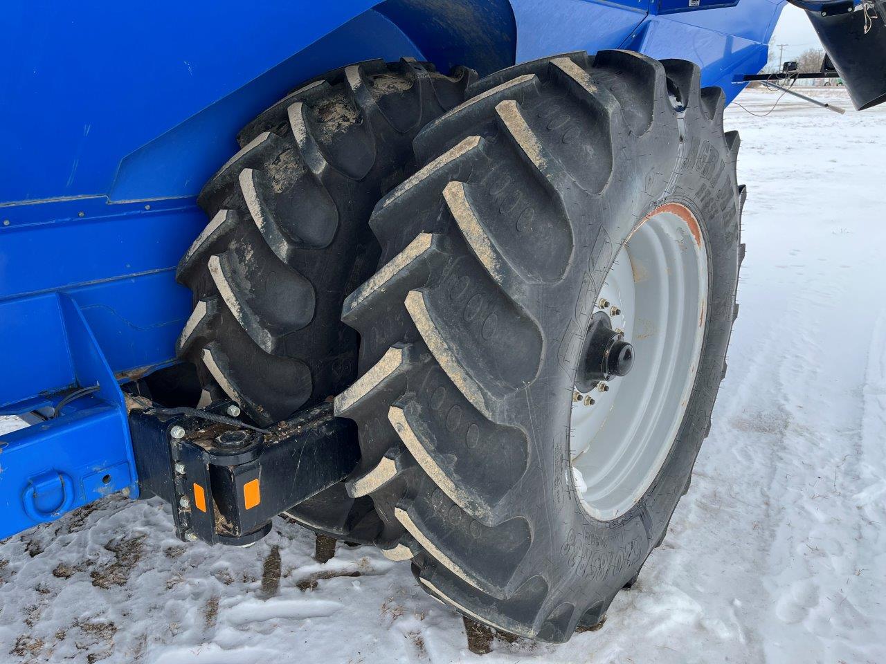 2011 Demco 1400 Grain Cart