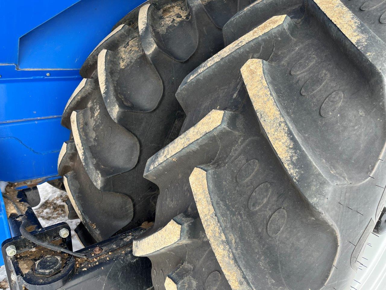 2011 Demco 1400 Grain Cart