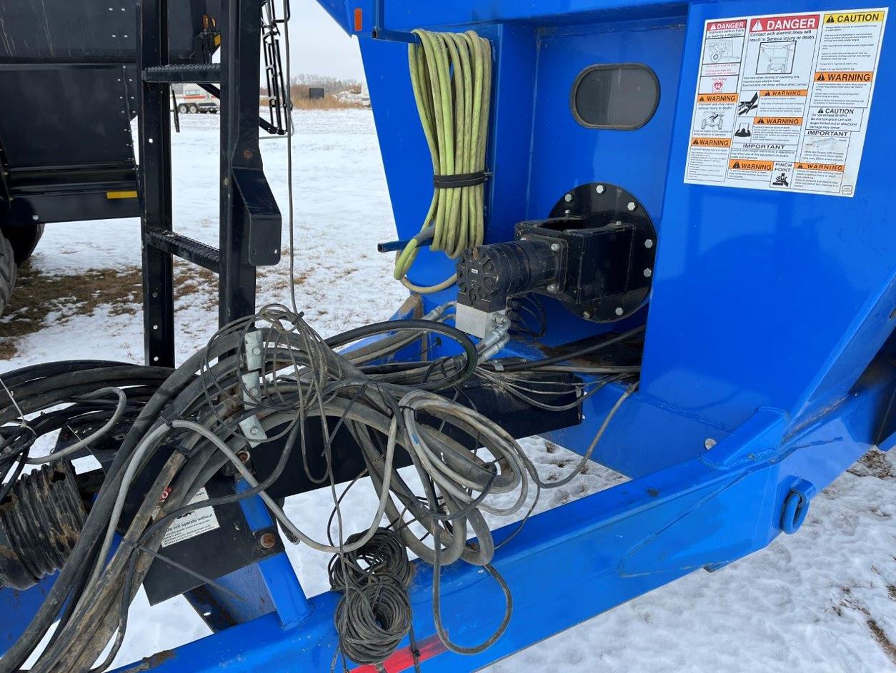 2011 Demco 1400 Grain Cart