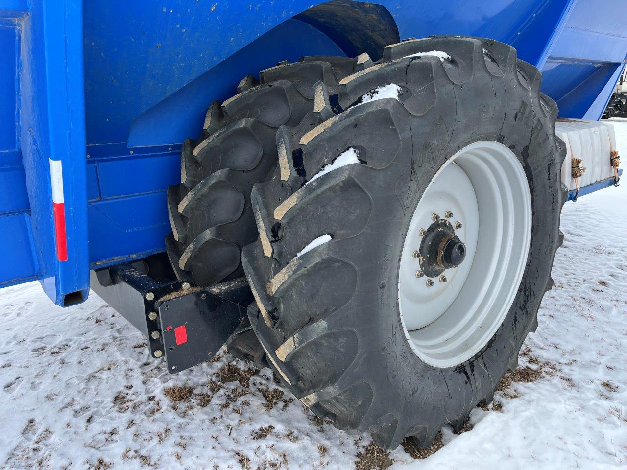 2011 Demco 1400 Grain Cart