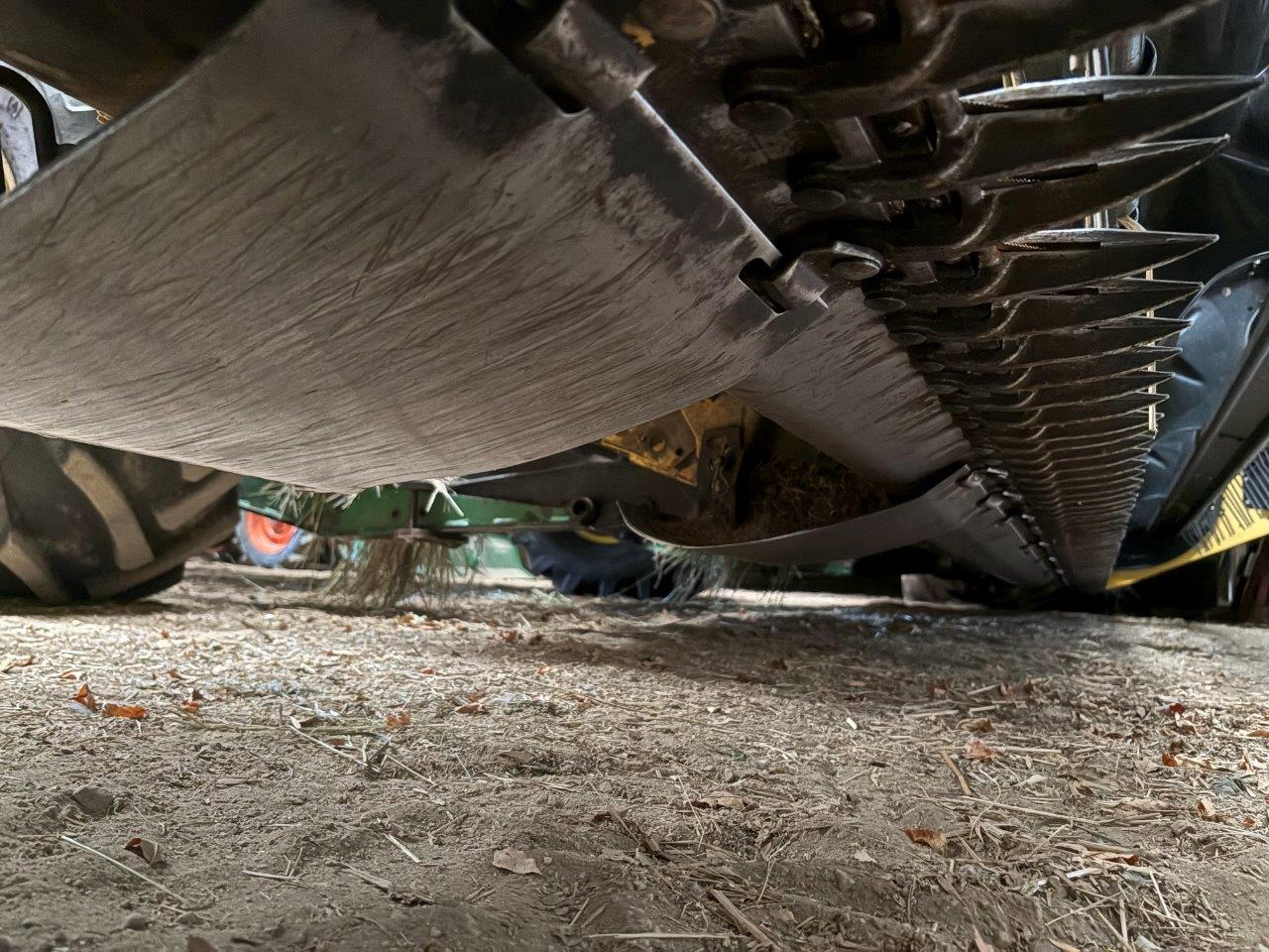 2009 New Holland H7150 - 18' Mower Conditioner