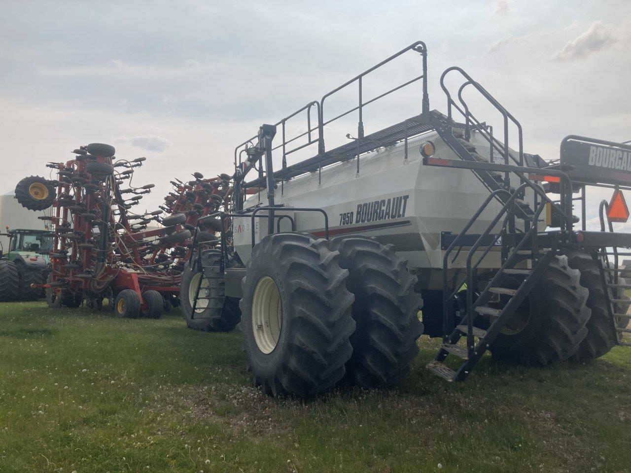 2019 Bourgault 3320XTC 76'12" w/ 7950 Air Drill