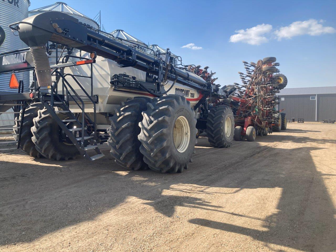 2018 Bourgault 3320XTC 76'10"' w/ 7950 Air Drill