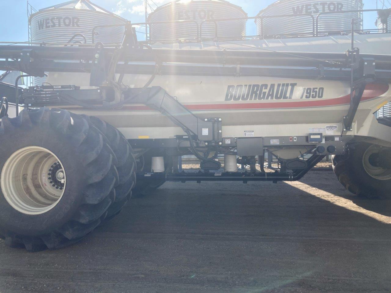2018 Bourgault 3320XTC 76'10"' w/ 7950 Air Drill