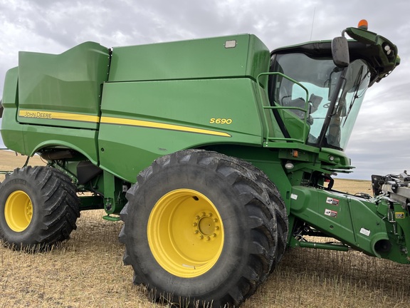 2016 John Deere S690 Combine