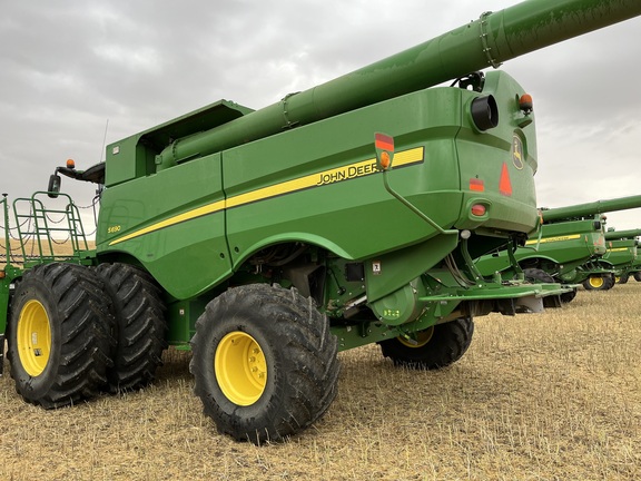 2016 John Deere S690 Combine