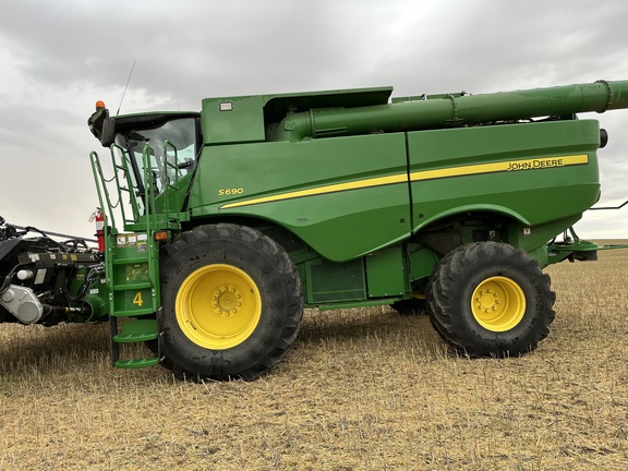 2016 John Deere S690 Combine