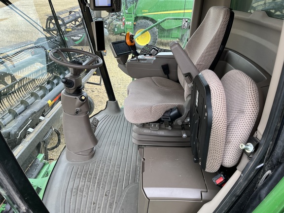 2016 John Deere S690 Combine
