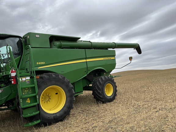 2016 John Deere S690 Combine