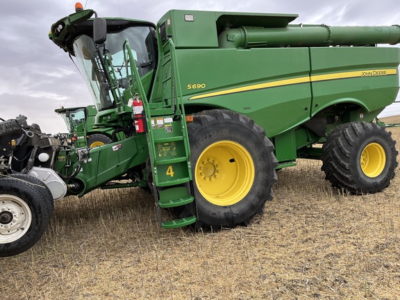 2016 John Deere S690 Combine