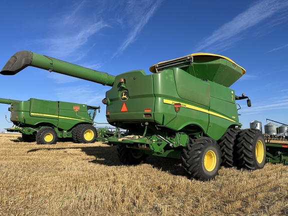 2013 John Deere S690 Combine