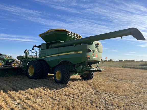 2013 John Deere S690 Combine