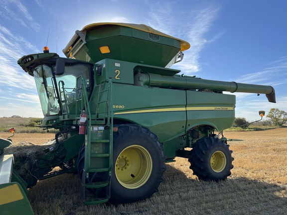 2013 John Deere S690 Combine