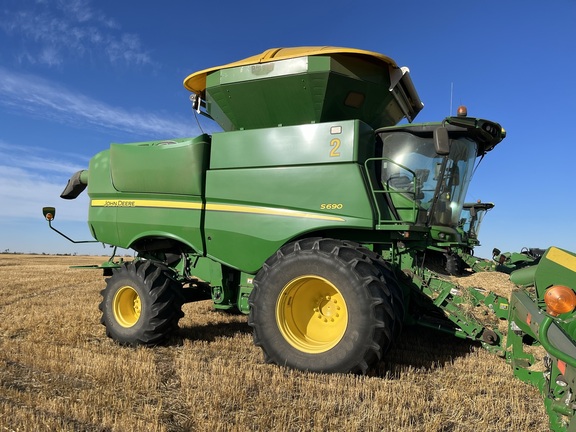 2013 John Deere S690 Combine