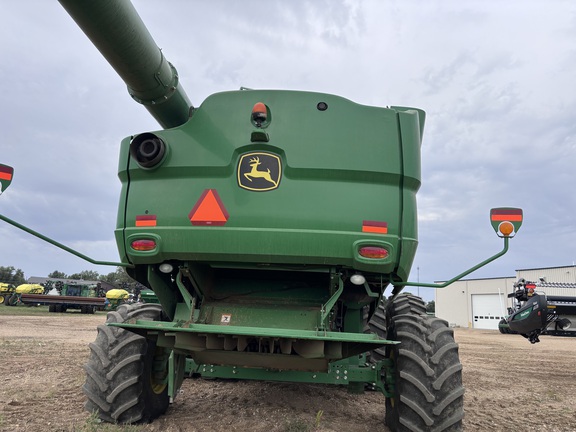 2015 John Deere S680 Combine