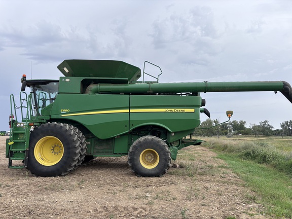 2015 John Deere S680 Combine
