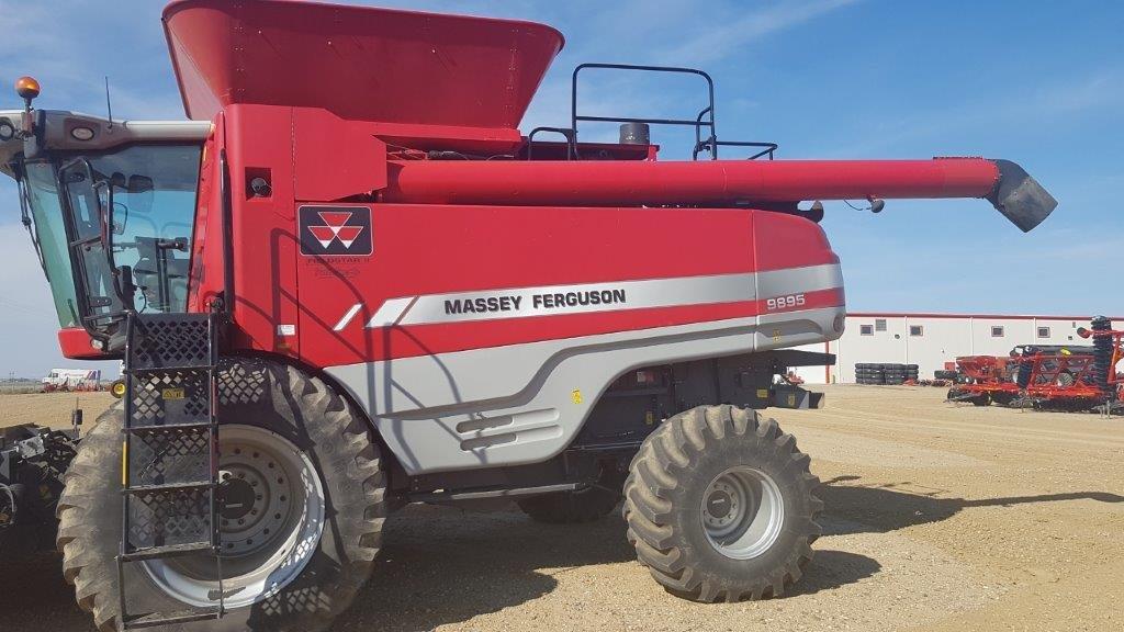 2009 Massey Ferguson 9895 Combine