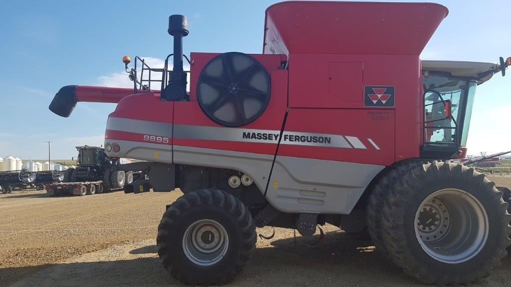 2009 Massey Ferguson 9895 Combine