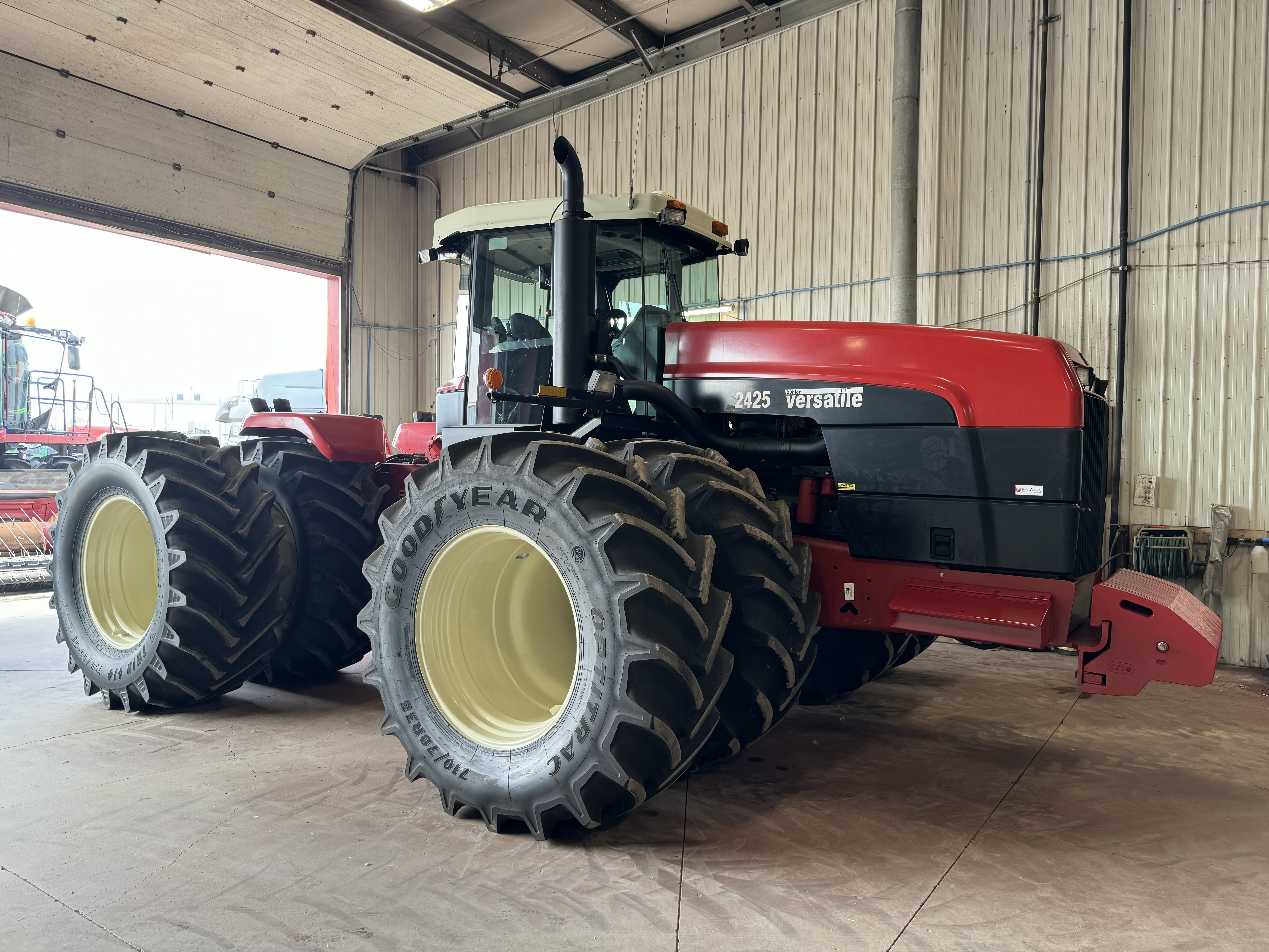 2005 Versatile 2425 Tractor 4WD