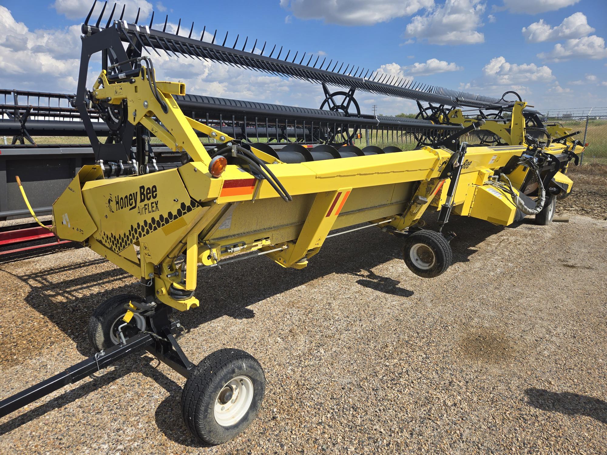 2015 Honey Bee 240 AirFlex Header Combine