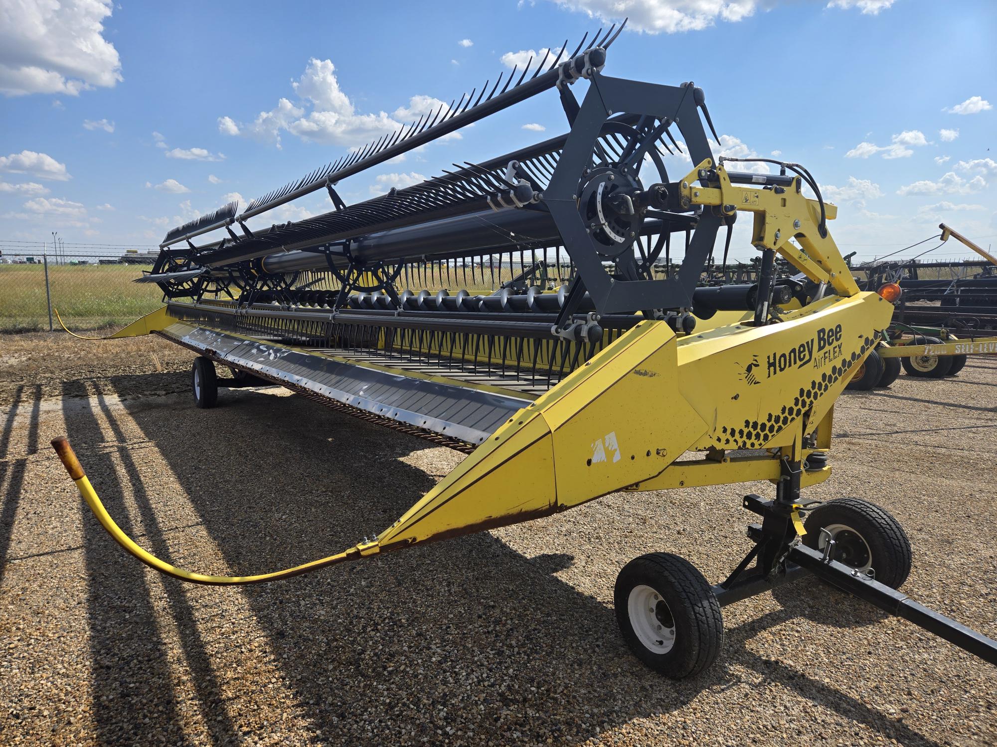 2015 Honey Bee 240 AirFlex Header Combine