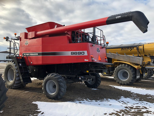 2006 Massey Ferguson 9690 Combine