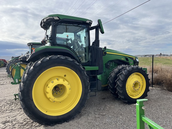 2022 John Deere 8R 250 Tractor