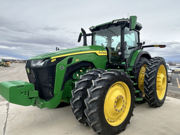 2022 John Deere 8R 250 Tractor