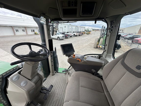 2022 John Deere 8R 250 Tractor