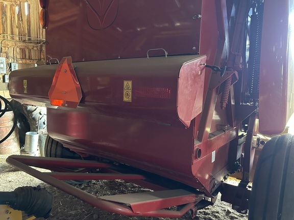 2015 New Holland Rollbelt 560 Baler/Round