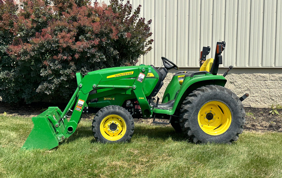 2017 John Deere 3032E Tractor Compact