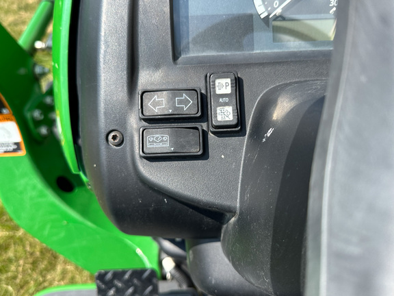 2017 John Deere 3032E Tractor Compact