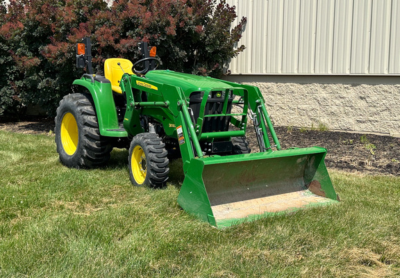 2017 John Deere 3032E Tractor Compact