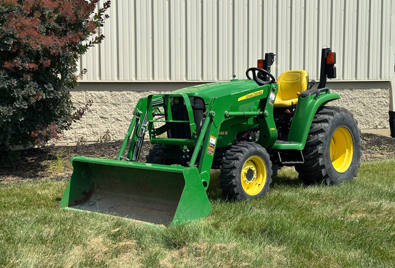 2017 John Deere 3032E Tractor Compact