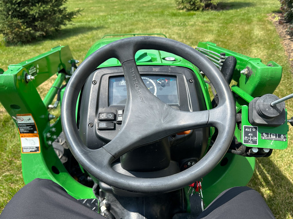 2017 John Deere 3032E Tractor Compact
