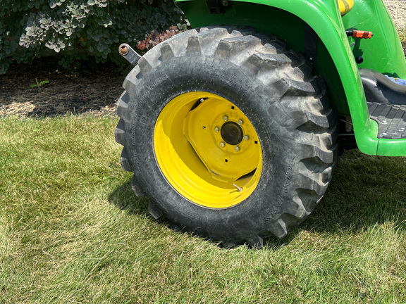 2017 John Deere 3032E Tractor Compact