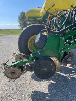 2017 John Deere 1775NT Planter