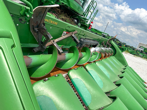 2017 John Deere 608C Header Corn Head