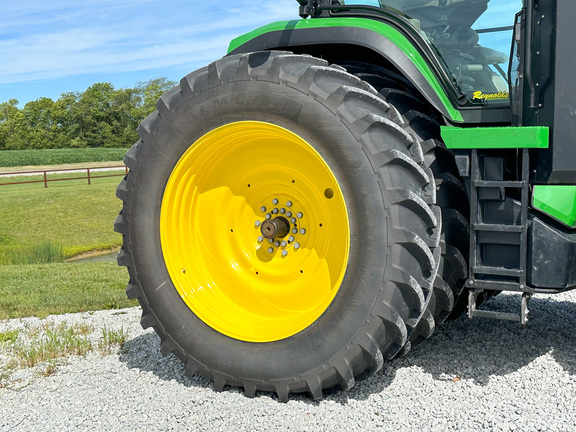 2023 John Deere 8R 370 Tractor