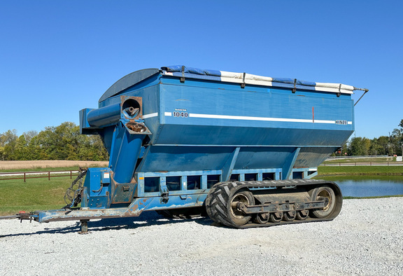 1996 Kinze 1040 Grain Cart