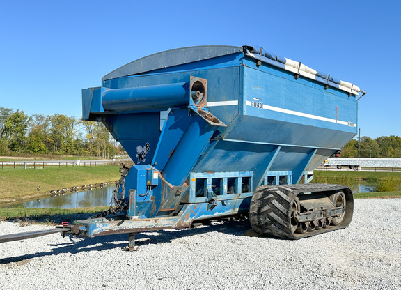 1996 Kinze 1040 Grain Cart