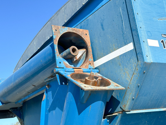 1996 Kinze 1040 Grain Cart