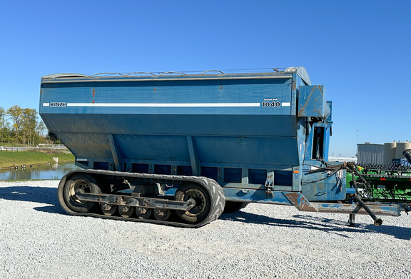 1996 Kinze 1040 Grain Cart