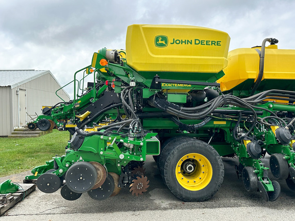 2022 John Deere DB60 Planter