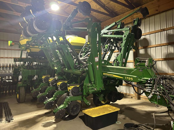 2016 John Deere 1795 Planter