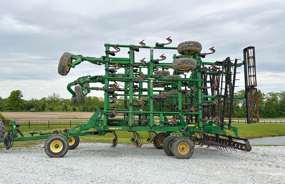 2014 John Deere 2210 Field Cultivator
