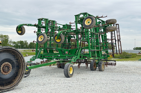 2014 John Deere 2210 Field Cultivator