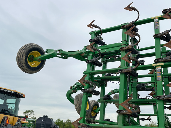 2014 John Deere 2210 Field Cultivator