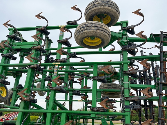 2014 John Deere 2210 Field Cultivator